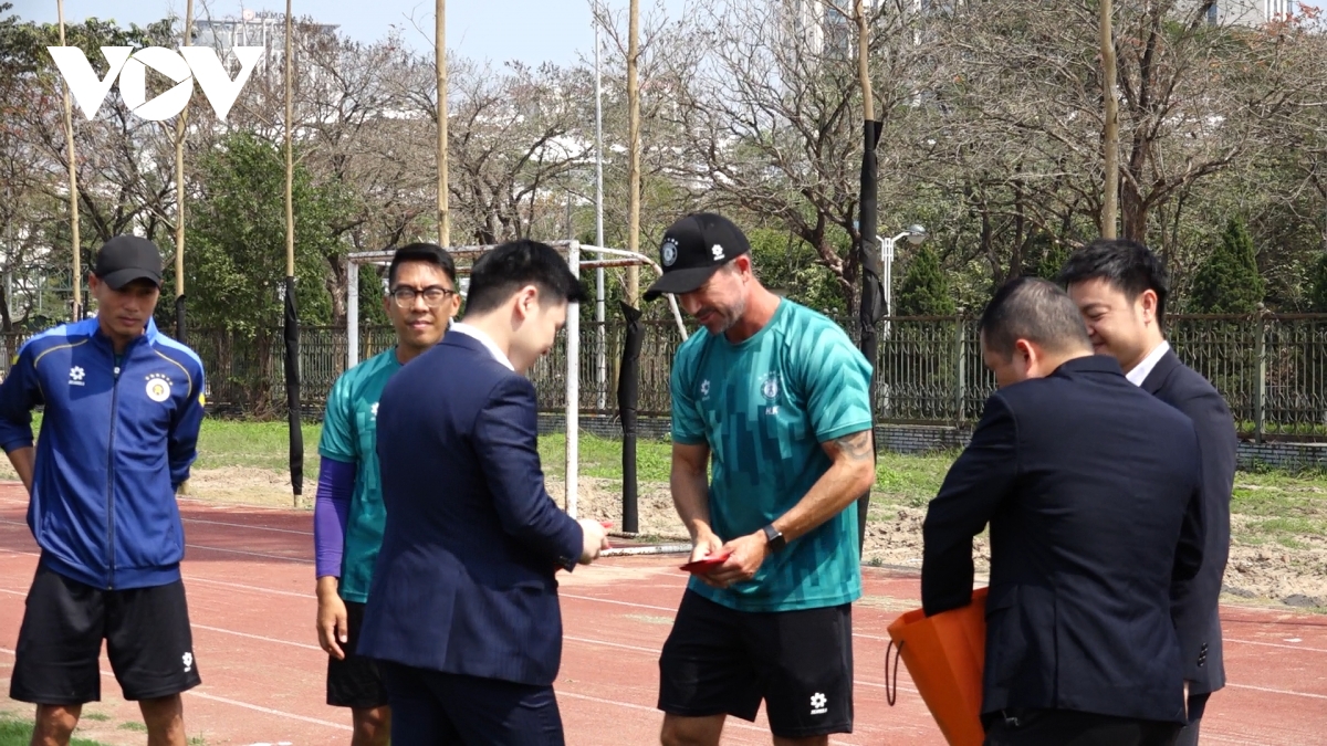 HLV Hà Nội FC tuyên bố “đanh thép” trước cuộc đua vô địch V-League 2025/2026